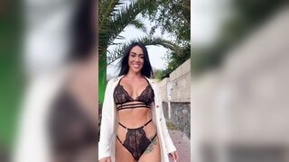 Per le strade del centro città in lingerie