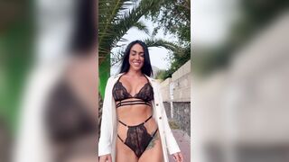 Per le strade del centro città in lingerie