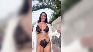 Per le strade del centro città in lingerie