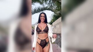 Per le strade del centro città in lingerie