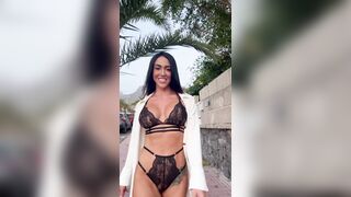 Per le strade del centro città in lingerie