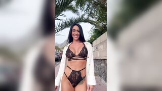 Per le strade del centro città in lingerie