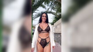 Per le strade del centro città in lingerie