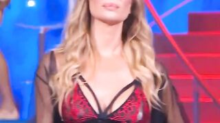 Laura Cremnaschi davvero sexy sul palco a CIao Darwin