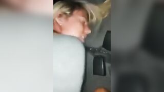 Un bel cazzo in auto per la moglie di un finocchio