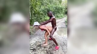 Moglie naturista offerta ad un giovane immigrato senegalese