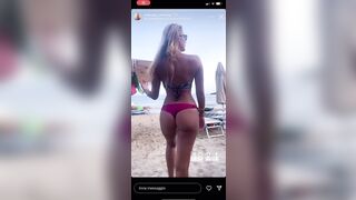 Manuela modella italiana in bikini al mare