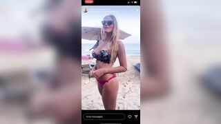 Manuela modella italiana in bikini al mare