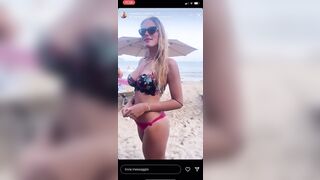 Manuela modella italiana in bikini al mare