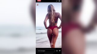 Manuela modella italiana in bikini al mare