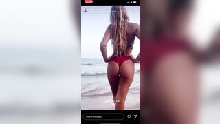 Manuela modella italiana in bikini al mare