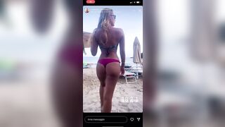 Manuela modella italiana in bikini al mare