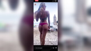 Manuela modella italiana in bikini al mare