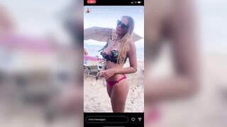 Manuela modella italiana in bikini al mare