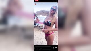 Manuela modella italiana in bikini al mare