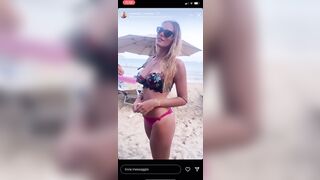 Manuela modella italiana in bikini al mare