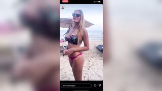 Manuela modella italiana in bikini al mare