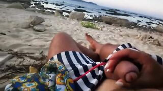 Moglie porca mi sega in spiaggia e mi schizzare