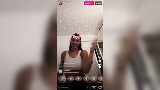 Influencer Asia Camerano esce le tette in diretta IG