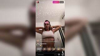 Influencer Asia Camerano esce le tette in diretta IG