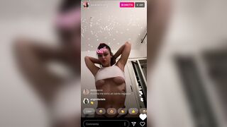 Influencer Asia Camerano esce le tette in diretta IG