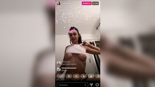 Influencer Asia Camerano esce le tette in diretta IG