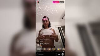 Influencer Asia Camerano esce le tette in diretta IG