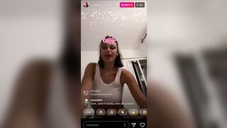 Influencer Asia Camerano esce le tette in diretta IG