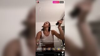 Influencer Asia Camerano esce le tette in diretta IG