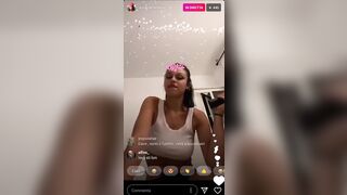 Influencer Asia Camerano esce le tette in diretta IG