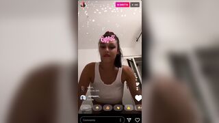 Influencer Asia Camerano esce le tette in diretta IG