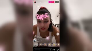 Influencer Asia Camerano esce le tette in diretta IG