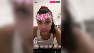 Influencer Asia Camerano esce le tette in diretta IG