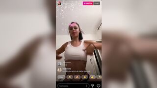 Influencer Asia Camerano esce le tette in diretta IG