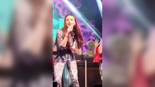 Arisa tettona sul palco canta davanti al pubblico