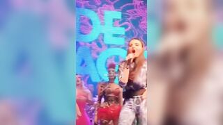 Arisa tettona sul palco canta davanti al pubblico