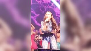 Arisa tettona sul palco canta davanti al pubblico