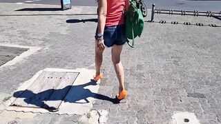 Una passeggiata per mostrare le gambe a Cap d'Adge