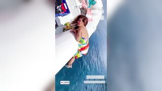 Veronica Maya seducente su una barca