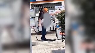 Maturo gay si scopa il sedere con la pompa di benzina