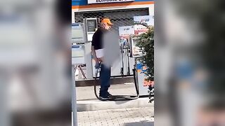 Maturo gay si scopa il sedere con la pompa di benzina