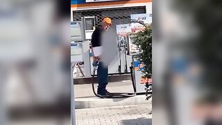 Maturo gay si scopa il sedere con la pompa di benzina